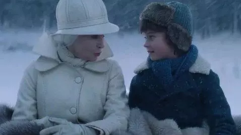 AI Video from prompt: An elderly Snow Queen with a silvered face is we