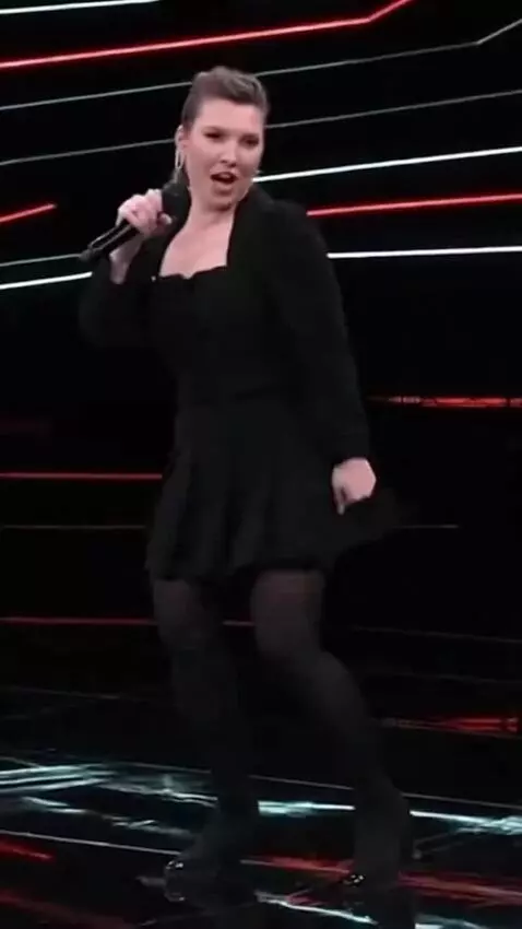 AI Video from prompt: Sandra is singing in a short skirt and doing a p