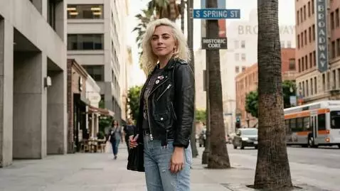 AI Video from prompt: A blonde American woman is standing on an LA str