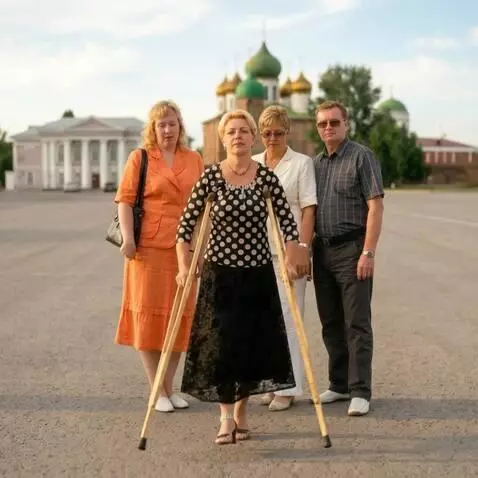 AI Video from prompt: The one-legged woman on th wooden underarm crutc