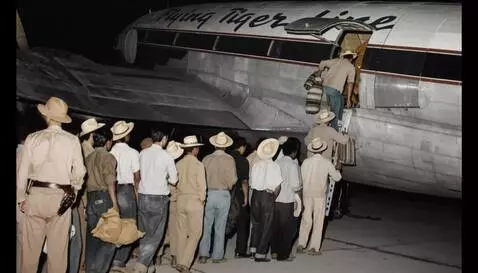AI Video from prompt: Animate this picture of deported migrant workers