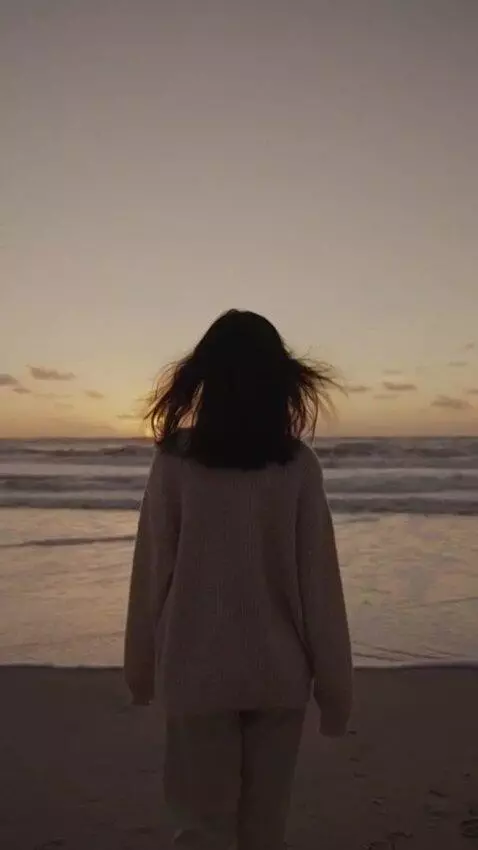 AI Video from prompt: The memories gradually fade into the darkness, a