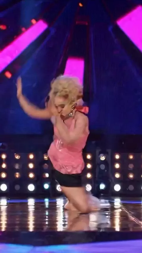 AI Video from prompt: The girl on stage is doing a breakdance.