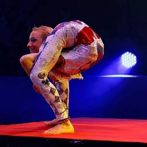 AI Video from prompt: This contortionist seen from the side is now Ste