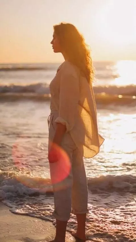AI Video from prompt: Vertical 9:16 cinematic video, sun-warmed nostal