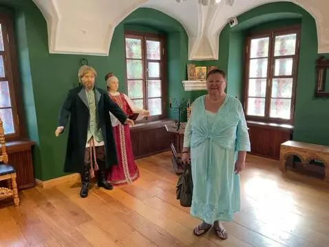 AI Video from prompt: The mannequins to the left of the woman start do