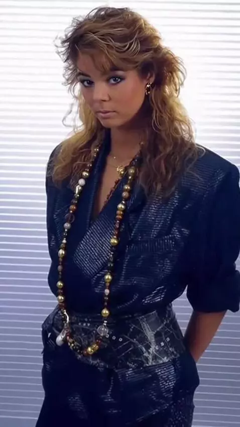 AI Video from prompt: Sandra, at the concert, gets down on one knee in