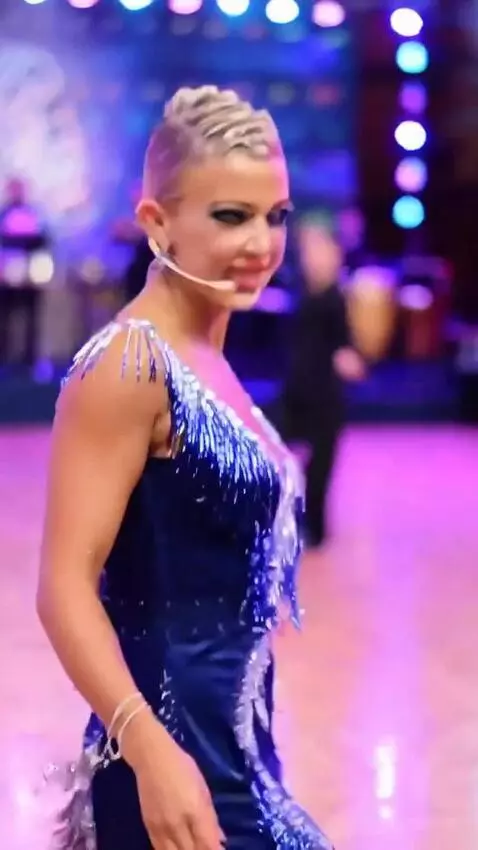 AI Video from prompt: The singer Sandra is singing on stage, dancing t