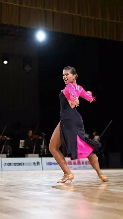 AI Video from prompt: The singer is dancing the paso doble on stage an
