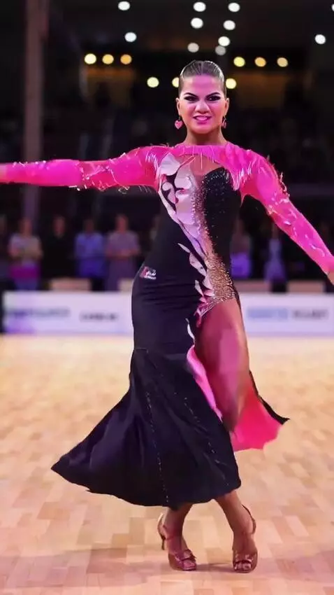 AI Video from prompt: The singer is dancing the paso doble on stage, p