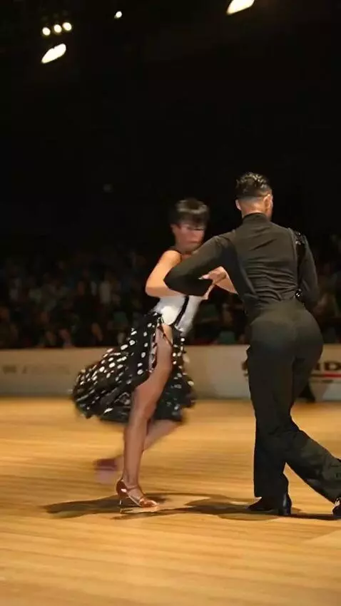 AI Video from prompt: The singer on stage is dancing the paso doble an