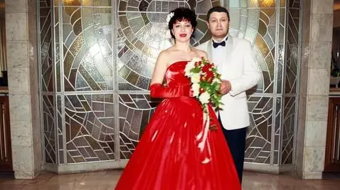 AI Video from prompt: The bride and groom dance a waltz. The camera st