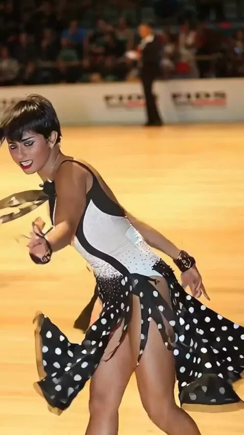 AI Video from prompt: The singer dances sambo at the competition, bend