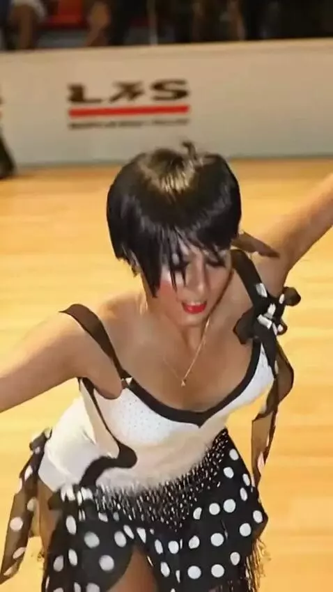 AI Video from prompt: The singer in the hall is doing sambo, bending d