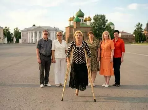 AI Video from prompt: A woman with the left leg amputated up to the up