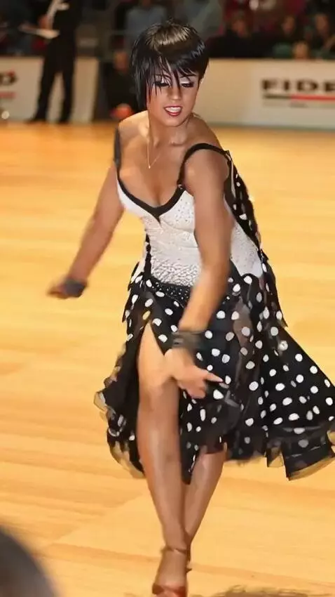 AI Video from prompt: The singer is dancing the samba on stage, leanin