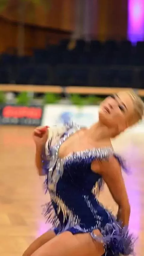 AI Video from prompt: The singer on stage is dancing the samba, bendin
