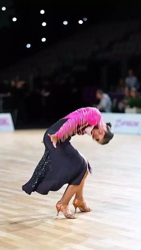 AI Video from prompt: The singer is dancing the samba, bending over an