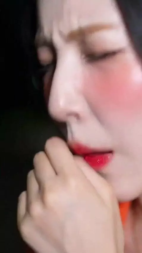 AI Video from prompt: commercial Strepsils Chesty Cough Language : Tha