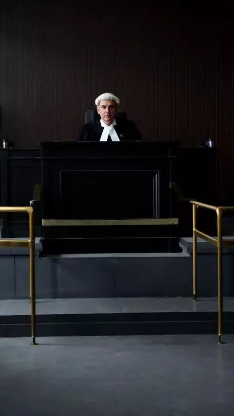 AI Video from prompt: Cinematic psychological courtroom scene, continu