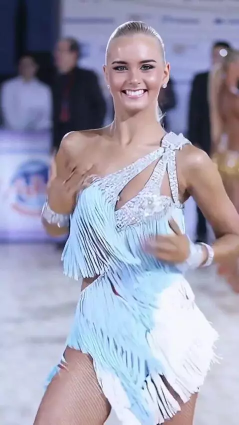 AI Video from prompt: The singer is dancing the samba and performing t