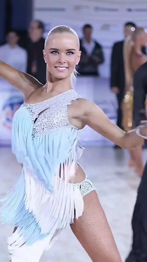 AI Video from prompt: The singer is dancing at the competition, dancin