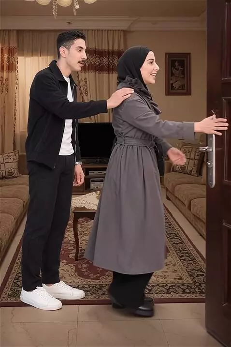 AI Video from prompt: ULTRA-PHOTOREALISTIC EGYPTIAN RAMADAN FAMILY DRA
