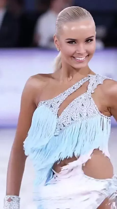 AI Video from prompt: The singer on stage is dancing the samba, leanin