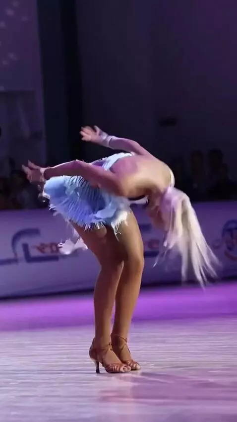 AI Video from prompt: The singer on stage is dancing salsa while leani