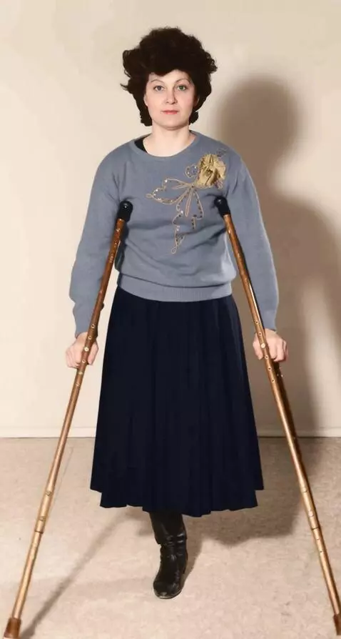 AI Video from prompt: A woman with the left leg amputated up to the up