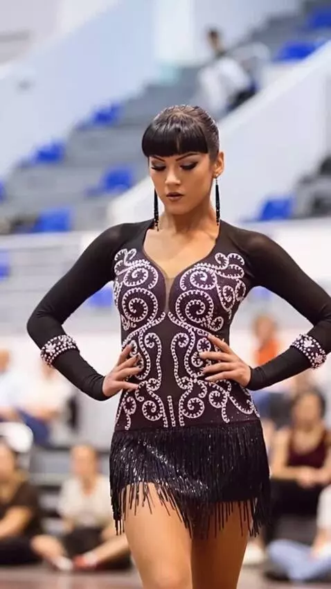 AI Video from prompt: The singer is dancing the jive, turning her back