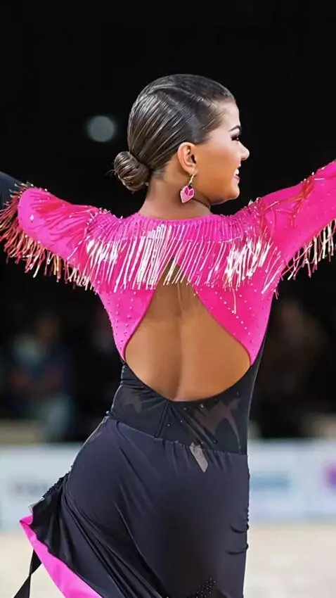AI Video from prompt: The singer is dancing the jive, turning her back