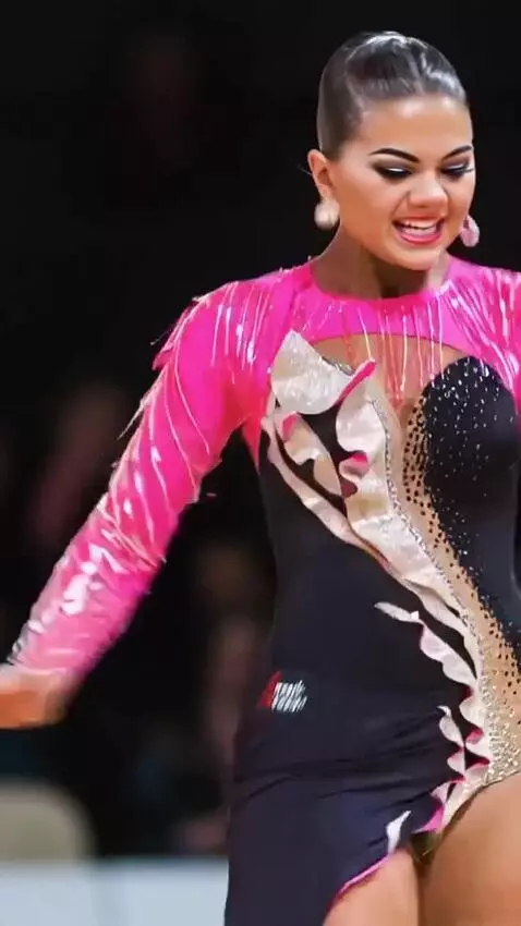 AI Video from prompt: The singer dances the jive, turns her back, and 