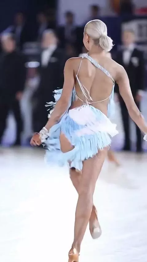 AI Video from prompt: The singer dances the jive, turns her back, and 