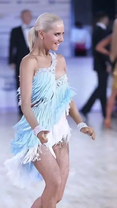 AI Video from prompt: The singer dances the jive, turns her back, and 