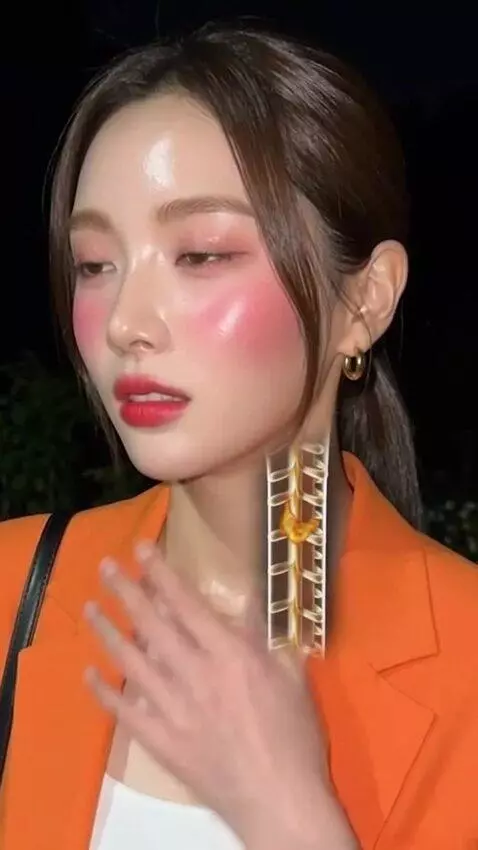 AI Video from prompt: Strepsils Chesty Cough Commercial Language : Tha