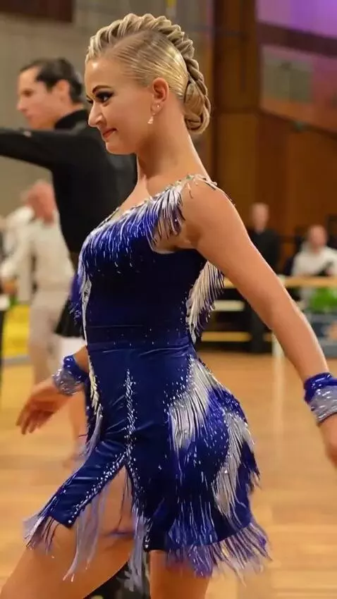 AI Video from prompt: The singer is dancing the jive, turning her back