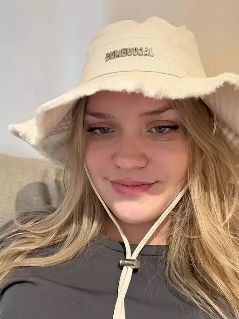AI Video from prompt: Create a video of myself, licking a pen