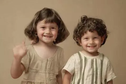 AI Video from prompt: Old vintage photo of two kids comes to life, the