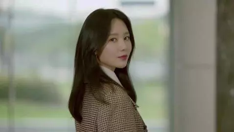 AI Video from prompt: Beautiful woman turns her head to oneside, she h