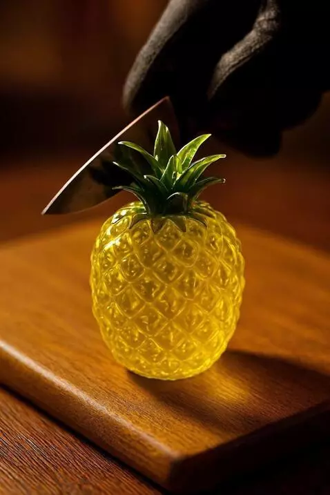 AI Video from prompt: Cortando la piña y que suelte jugo asmr
