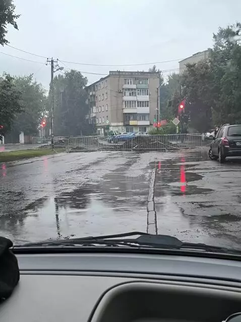 AI Video from prompt: За решеткой ведутся восстановительные работы, пр