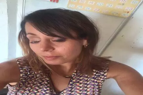 AI Video from prompt: femme droite montre son décolleté