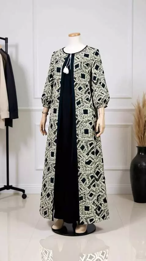 AI Video from prompt: Manekin berdiri tegak mengenakan gamis tersebut 