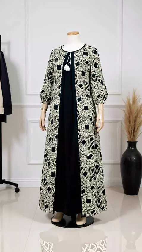 AI Video from prompt: Manekin berdiri tegak mengenakan gamis tersebut 