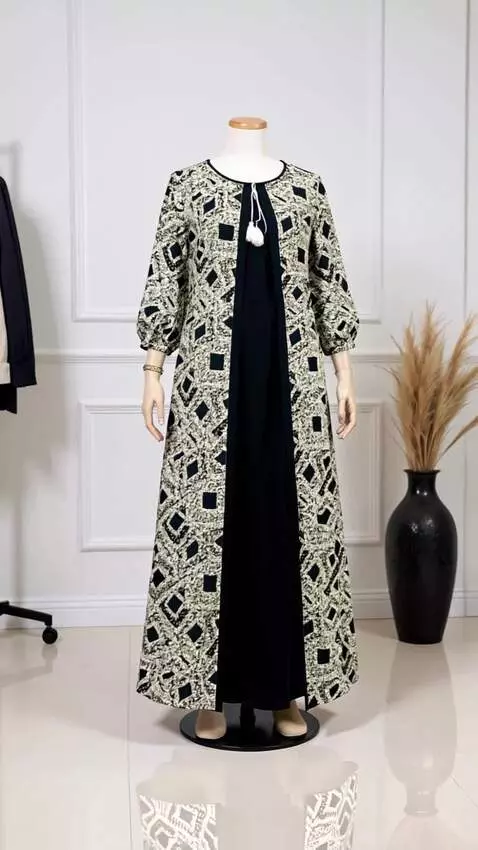 AI Video from prompt: Manekin berdiri tegak mengenakan gamis tersebut 
