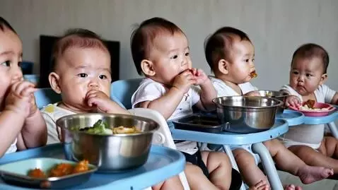 AI Video from prompt: Babies eating