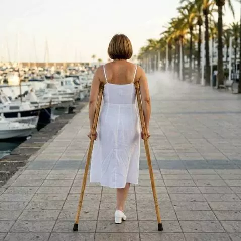 AI Video from prompt: A woman with the left leg amputated up to the lo