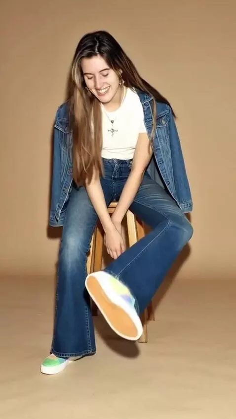 AI Video from prompt: smiling woman, barefoot with slightly dirty sole
