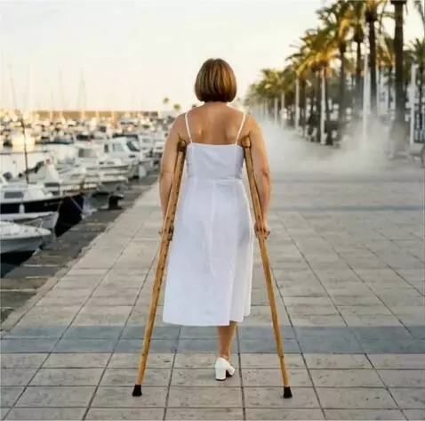 AI Video from prompt: A woman with the left leg amputated up to the lo